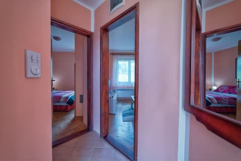 Apartment 4s, Interior entrance