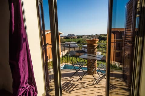 New Naxos Village, Balcony