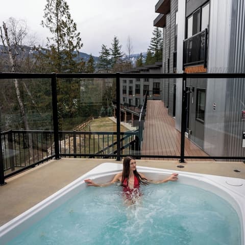 Basecamp Resorts Revelstoke, Exterior