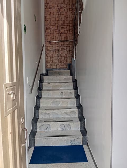 Ayenda 1069 Alfay, Interior entrance