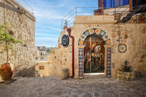 Carna Cave Hotel, Property entrance