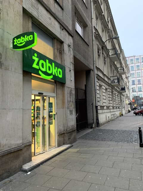 Level Rooms, Exterior