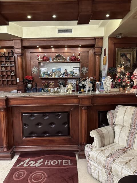 Art Hotel, Reception