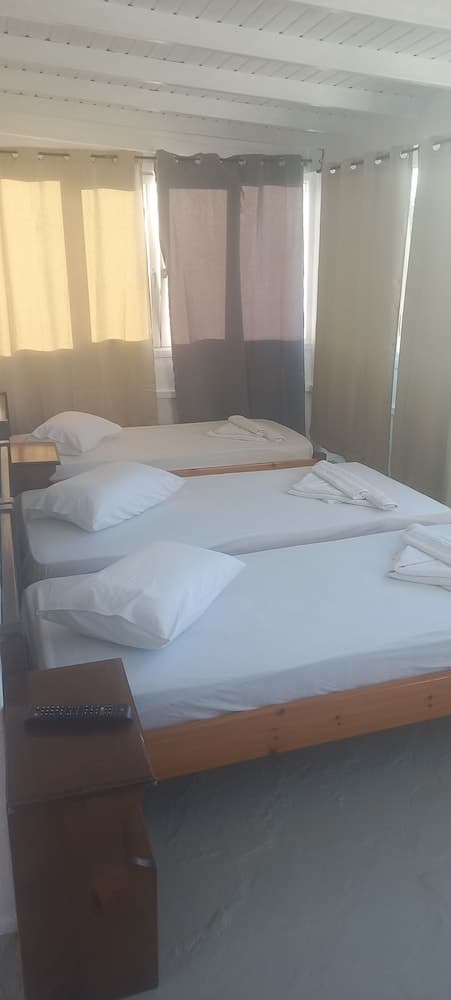 Jimmy's cheap rooms, Room