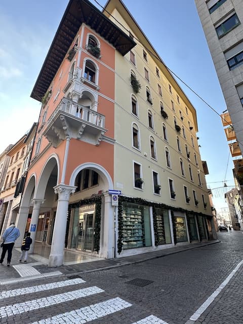 Dimora del teatro, Exterior