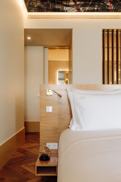 The Ivens, Autograph Collection, Room