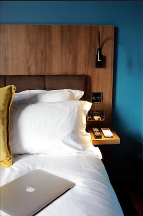 Cherry Bar Rooms, Room