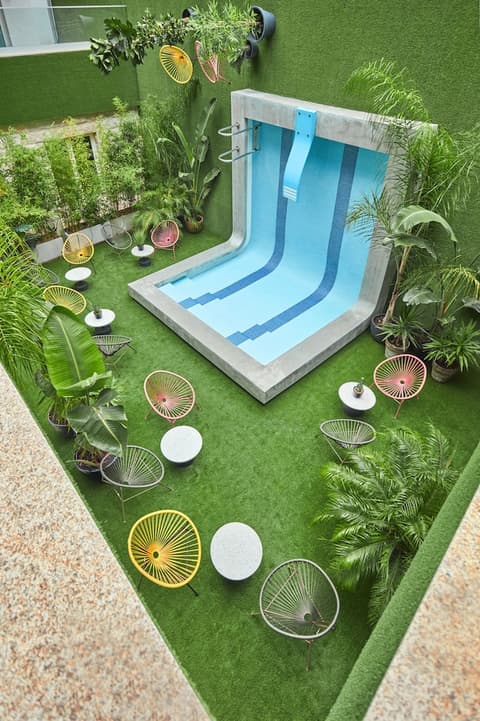 Chic & Basic Gravity, Outdoor pool