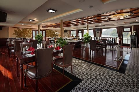 Dora Cruise, Restaurant