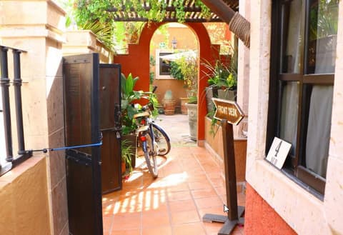 Posada del Cortes Hotel, Interior entrance