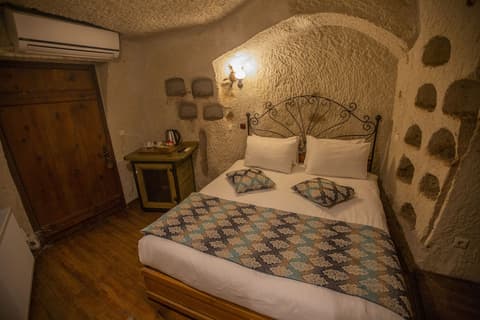Divan Cave House, Room