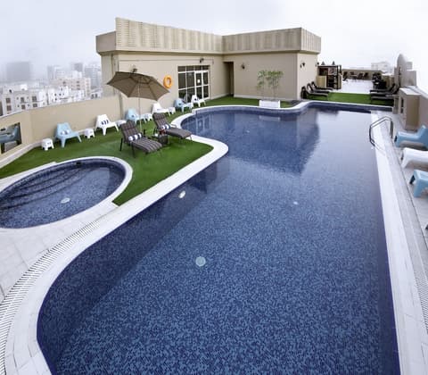 Corp Executive Hotel Doha Suites, Pool