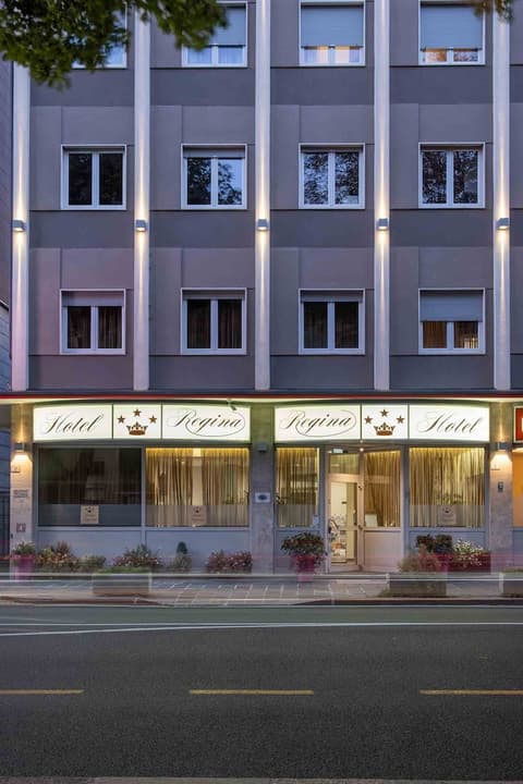 Hotel Regina, Front of property