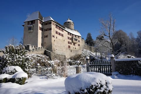 Schloss Matzen, Property grounds