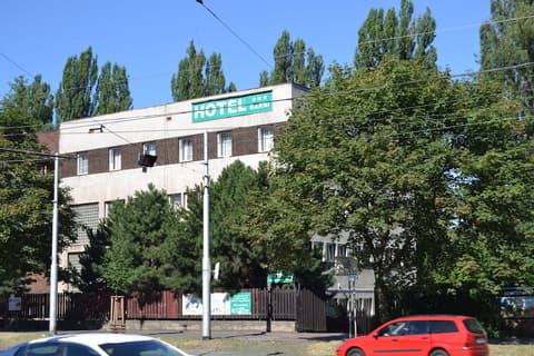 Hotel Bohemians, Property grounds