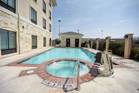 Holiday Inn Express & Suites Del Rio by IHG, Pool