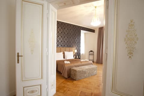 Deminka Palace, Room