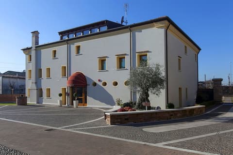 Albergo Antica Corte Marchesini, Front of property
