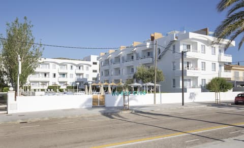 Cabot Hobby Club Apartments, Front of property