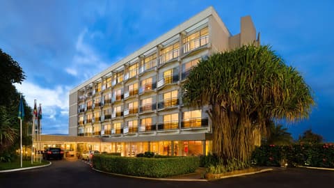 Hôtel Des Mille Collines, Front of property