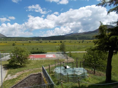 Hotel Holidays, Sport court