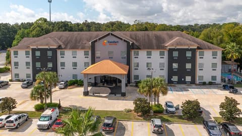 Comfort Suites Oil Center, Exterior