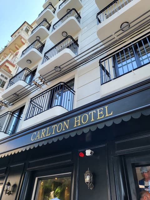 Carlton Hotel, Exterior