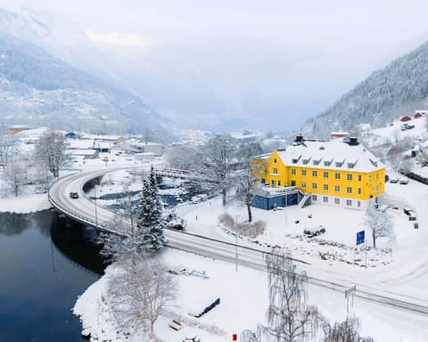 Trolltunga Hotel, Lake