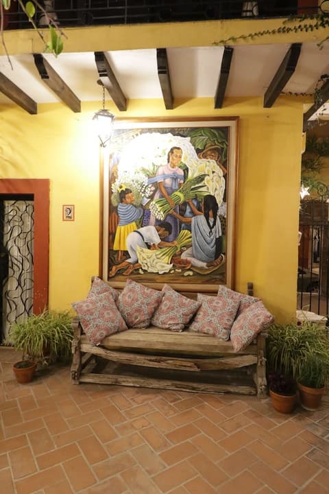 Casa Mia Suites, Interior entrance