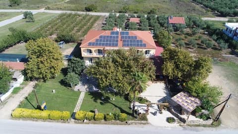 Estelle, Front of property