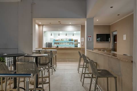 Karras Hotel, Poolside bar