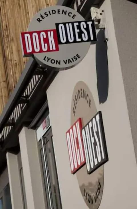 Adonis Lyon Dock Ouest, Exterior detail