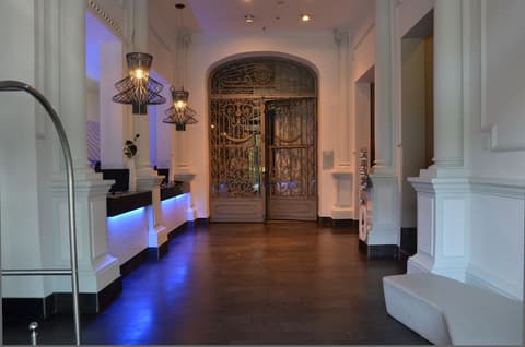 Petit Palace Savoy Alfonso XII, Interior entrance