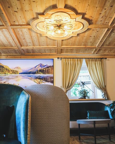 Des Alpes, Lobby sitting area