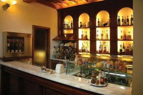 Palazzo Squarcialupi, Bar (on property)