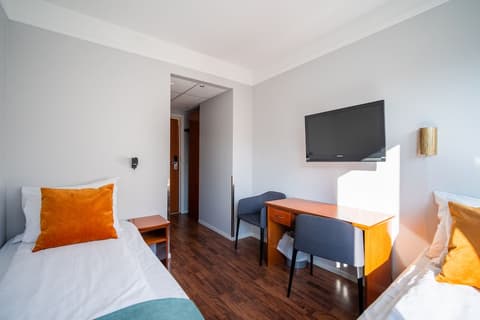 Enter Amalie Hotel, Room