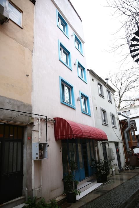 Minel Hotel, Front of property