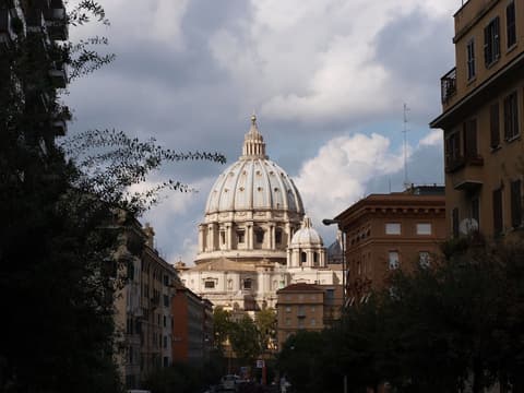 Colazione Al Vaticano, Exterior