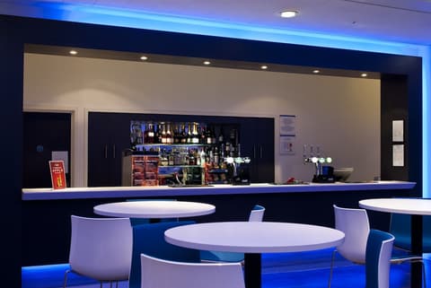 Holiday Inn Express Manchester City Centre Arena by IHG, Bar (on property)