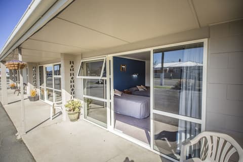 AAA Thames Court Motel, Front of property - evening/night