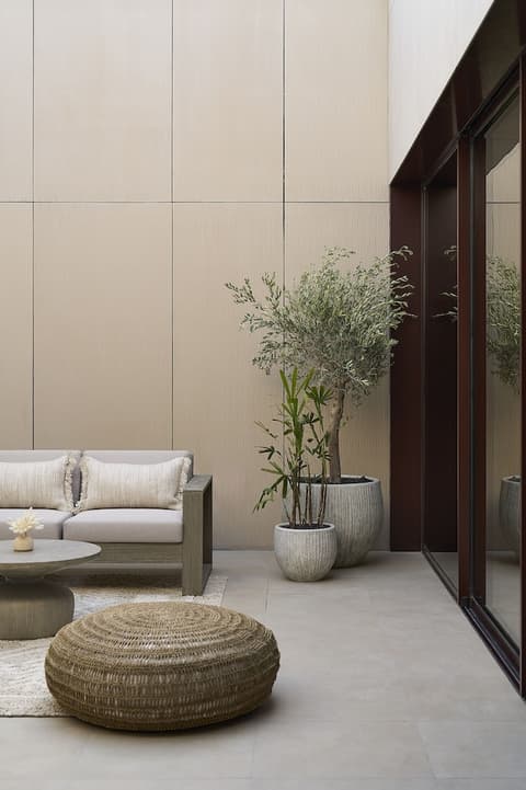 ERTH Abu Dhabi Hotel, Living area