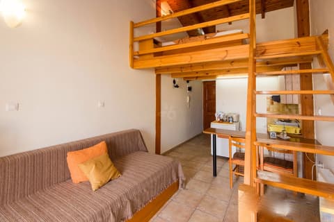 Barbara Studios, Room