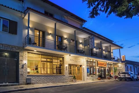 Tholos, Front of property