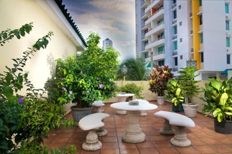 Toscana Inn, Exterior