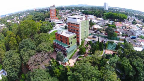 Suites Jardin Imperial, Property grounds