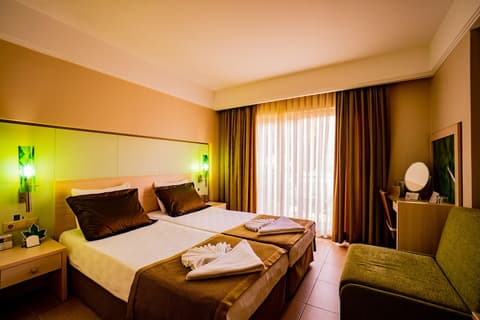 Ambassador Plaza, Room