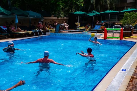 Ambassador Plaza, Pool