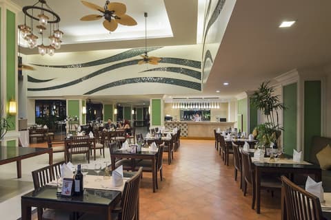 Centara Anda Dhevi Resort and Spa Krabi, Breakfast area