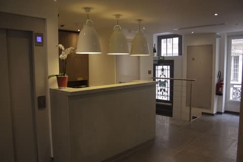 Hotel Alhambra, Reception