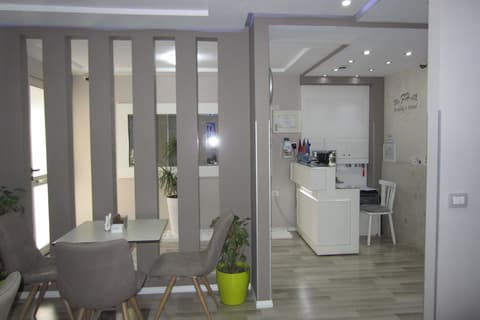 Freddy's Hotel, Reception